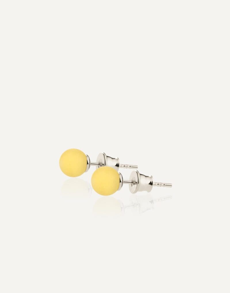 minimalistiniai sidabriniai auskarai su 6 mm geltonu gintaru
