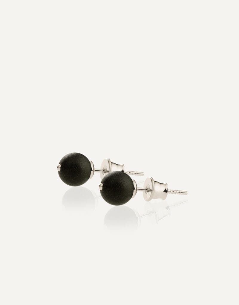 minimalistiniai sidabriniai auskarai su 7 mm juodu gintaru