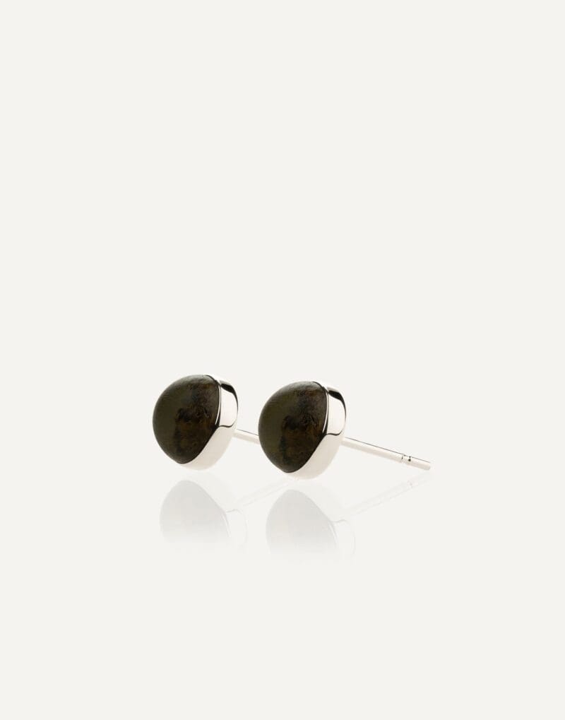 minimalistiniai sidabriniai auskarai su 8mm juodu gintaru 2