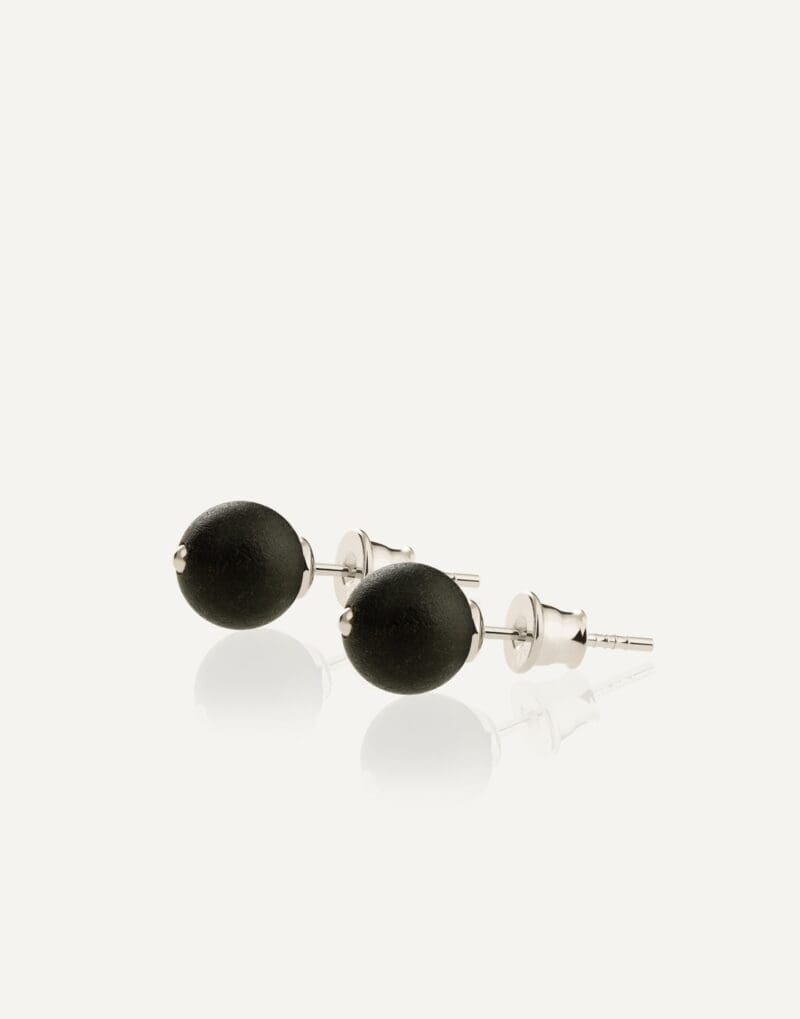 minimalistiniai sidabriniai auskarai su 8 mm juodu gintaru