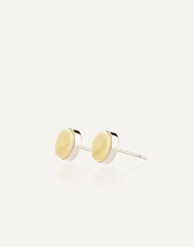 sidabriniai minimalistiniai auskarai su peizažiniu gintaru marcipano 2