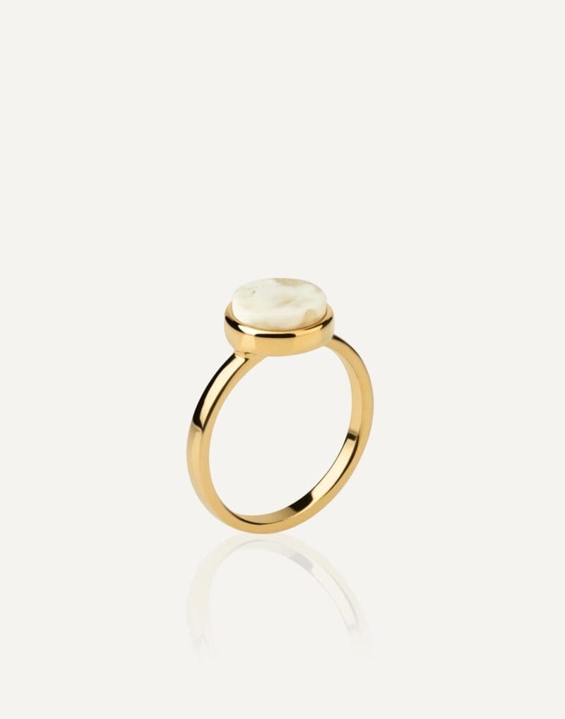 minimalistinis-paauksuotas-žiedas-su-išskirtiniu-gintaru-marcipano
