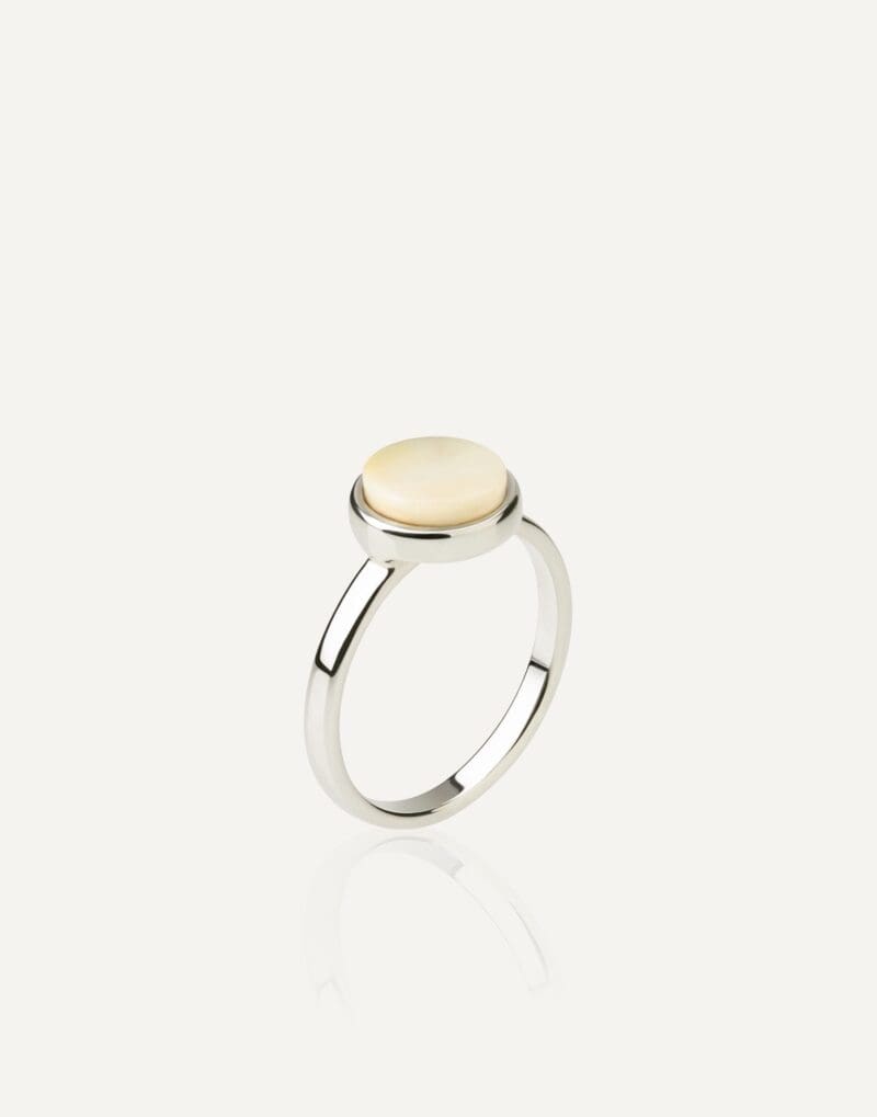 minimalistinis sidabrinis žiedas su išskirtiniu gintaru marcipano