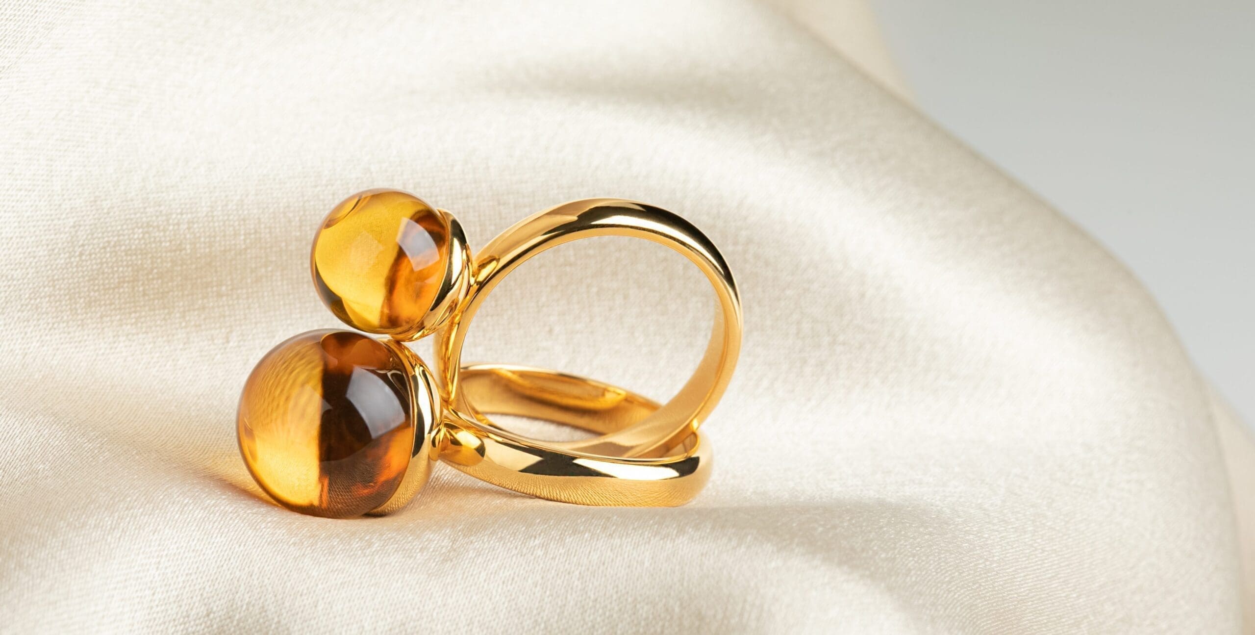 paauksuotų žiedų duetas su medaus spalvos gintaru