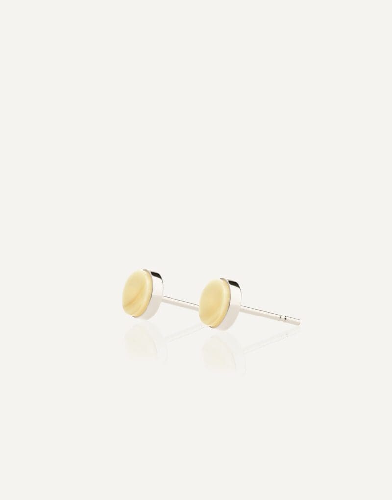 minimalistiniai sidabriniai auskarai su išskirtiniu 6mm gintaru marcipano